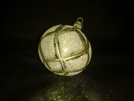 Esfera transparente decorada con pintura plateada y diamantina plateada $65.00 la docena